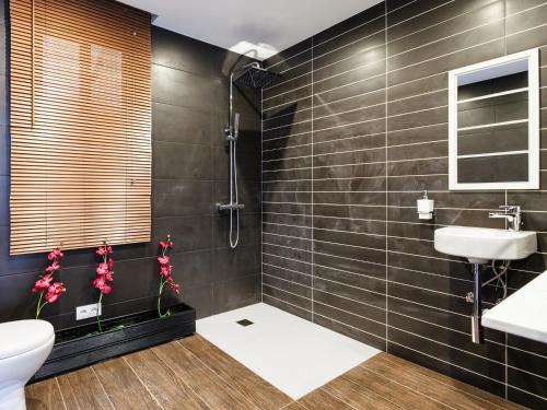 巴塞隆納的住宿－Beautiful apartment in the center equipped for 7，带淋浴、卫生间和盥洗盆的浴室