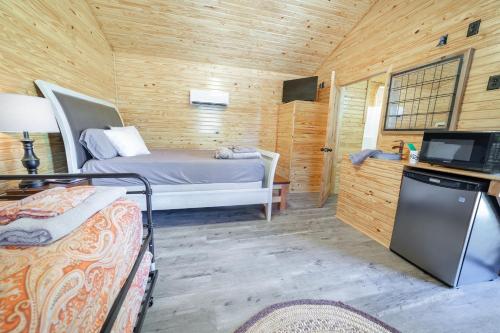 Una cocina o zona de cocina en Kick Back Ranch