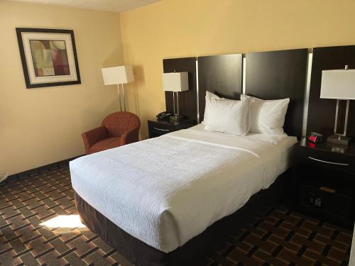 A bed or beds in a room at Baymont by Wyndham Dunmore