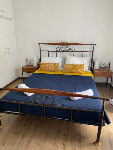 Ένα ή περισσότερα κρεβάτια σε δωμάτιο στο Mediterranean sunset