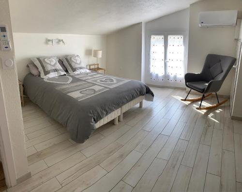 1 dormitorio con 1 cama y 1 silla en cekalauthymae en Borgo