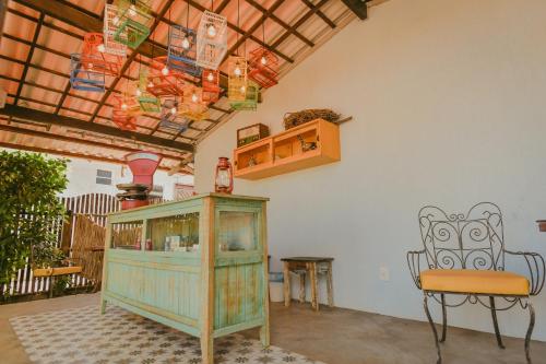 um quarto com um armário verde, um banco e um tecto em EcoCharme Pousada Netuno em Fernando de Noronha