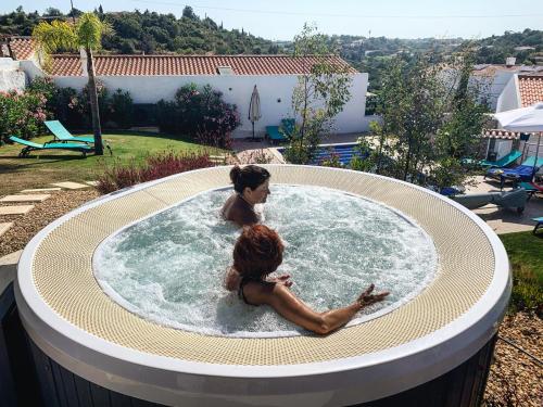 Πισίνα στο ή κοντά στο Carvoeiro B&B and SPA