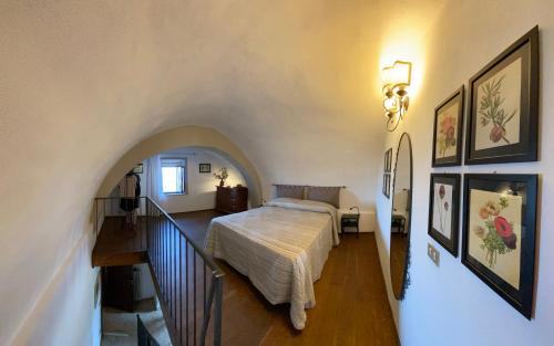 - une chambre avec un lit dans une pièce avec un escalier dans l'établissement La casa dei ricordi, à San Gimignano