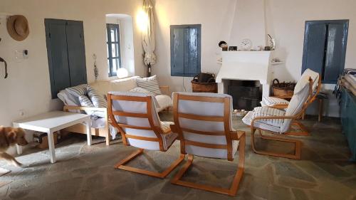 Photo de la galerie de l'établissement Lovely traditionnal house with sea view, à Tyros