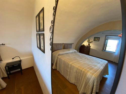- deux photos d'une chambre avec un lit dans une pièce dans l'établissement La casa dei ricordi, à San Gimignano
