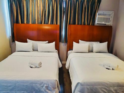Un pat sau paturi într-o cameră la Miami Springs Inn