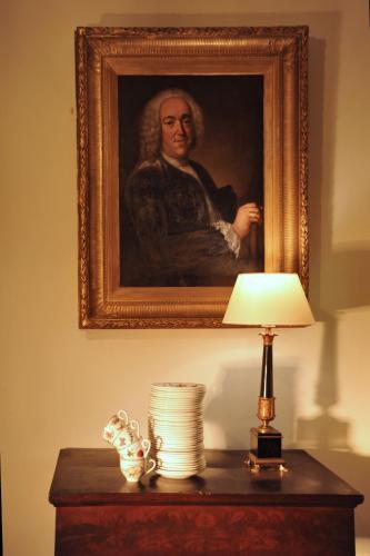 a painting of a man on a table with a lamp at Het Domherenhuis B&B, Restaurant Calice in Heusden - Zolder