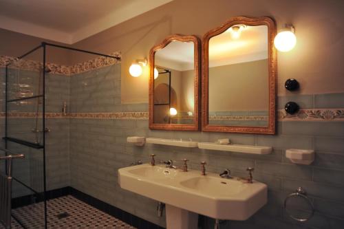 a bathroom with a sink and a mirror at Het Domherenhuis B&B, Restaurant Calice in Heusden - Zolder