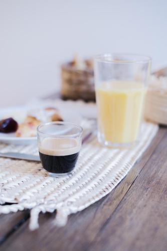 - une table avec un verre de café et deux boissons dans l'établissement les Suites de Catherine, la St Georges, à Nancy