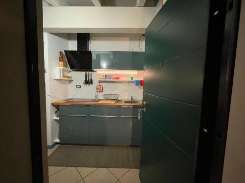 a small kitchen with a sink and a stove at Mansardine Metropolitane in Brescia