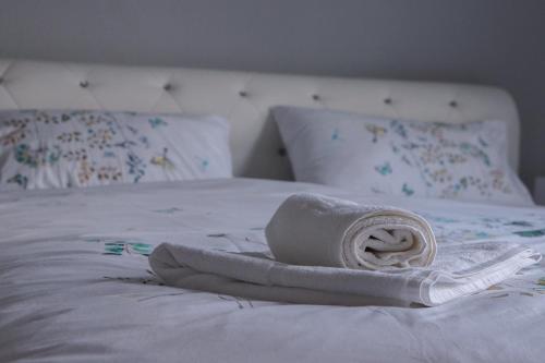 - une serviette enroulée assise sur un lit dans l'établissement Apartman Sanja, à Banja Luka