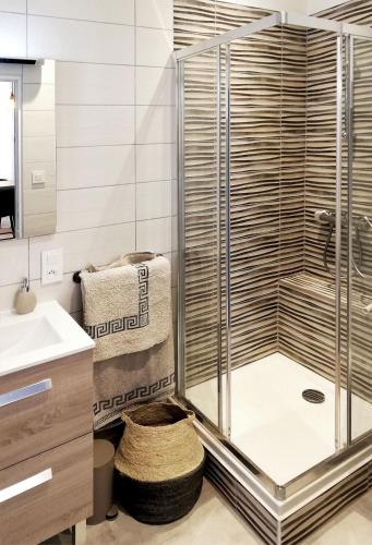 une salle de bain avec douche et lavabo dans l'établissement Appartement de charme centre ville, à La Ciotat