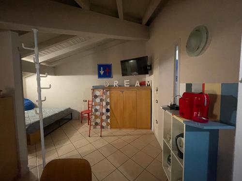 a small room with a bed and a kitchen at Mansardine Metropolitane in Brescia