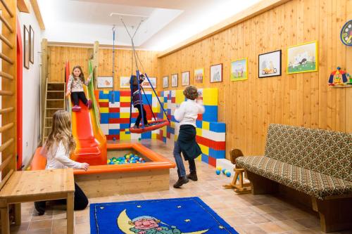 Miniclub di Hotel Cavallino Bianco - Weisses Roessl