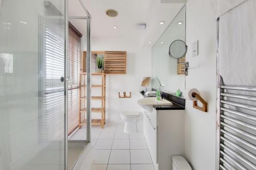 Koupelna v ubytování Deluxe three bedroom Apartment by London ExCeL Stays