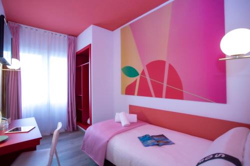 a pink bedroom with a bed and a desk at Casual Colours Barcelona in Barcelona