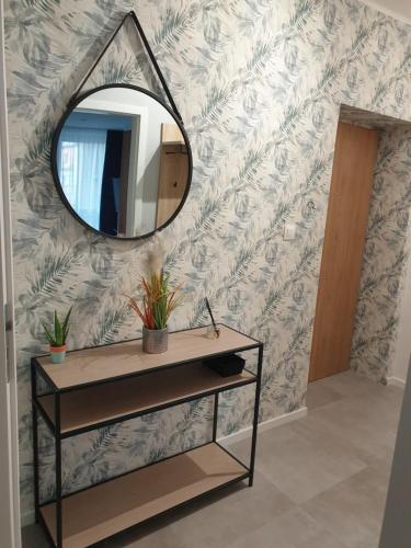 tocador con espejo en la pared en Modern Apartment, en Opole