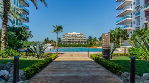 a walkway leading to the pool at the resort at Pacifika 7007 con vista panorámica a la marina in Mazatlán