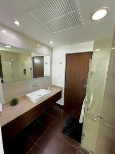 a bathroom with a sink and a mirror at Pacifika 7007 con vista panorámica a la marina in Mazatlán