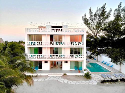 una vista aérea de una villa con piscina en Playa 55 beach escape - adults only Guesthouse, en Celestún