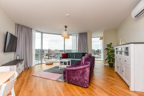 Μια τηλεόραση ή/και κέντρο ψυχαγωγίας στο Apartamentai Elija su vaizdu į jūrą