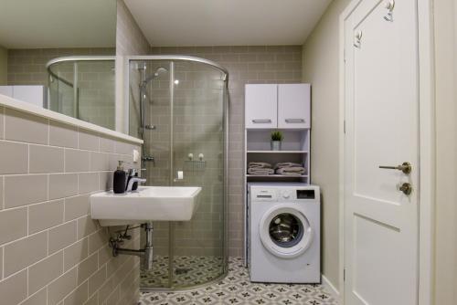 y baño con lavadora y lavamanos. en Apartamentai Elija su vaizdu į jūrą, en Šventoji