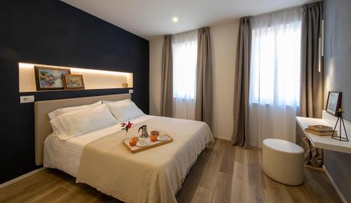 una camera d'albergo con un letto e un vassoio di cibo sopra di Residence Casa Coppa Appartamento Iris a Omegna