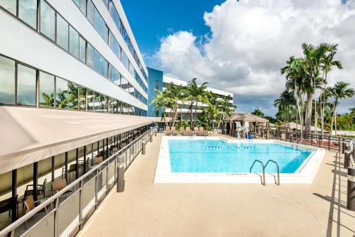 Бассейн в Sonesta Miami Airport или поблизости