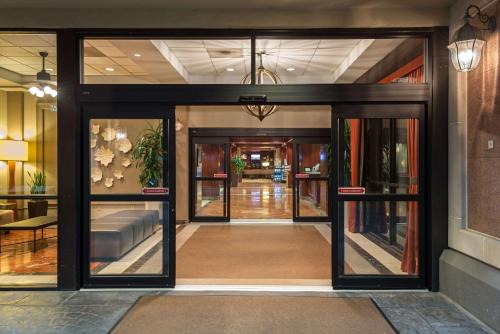 un accès à un bâtiment avec des portes en verre dans l'établissement Sonesta Atlanta Airport North, à Atlanta