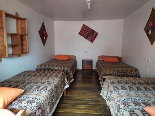 Habitación con 3 camas en una habitación en Wake Up Cusco, en Cusco