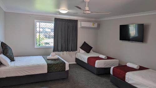 Un pat sau paturi într-o cameră la Monte Carlo Motor Inn
