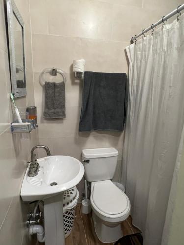 Bilik mandi di Hotel María Bonita Higüey, Apartments