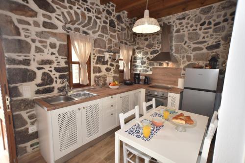 Kuchyň nebo kuchyňský kout v ubytování Patriko Nisyrian Guesthouse