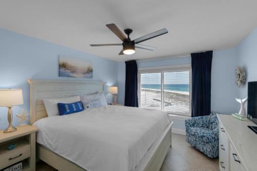 - une chambre avec un lit et une fenêtre donnant sur la plage dans l'établissement Destin on the Gulf 401, à Destin