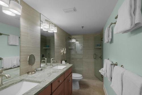 une salle de bains avec lavabo, toilettes et douche dans l'établissement Destin on the Gulf 401, à Destin