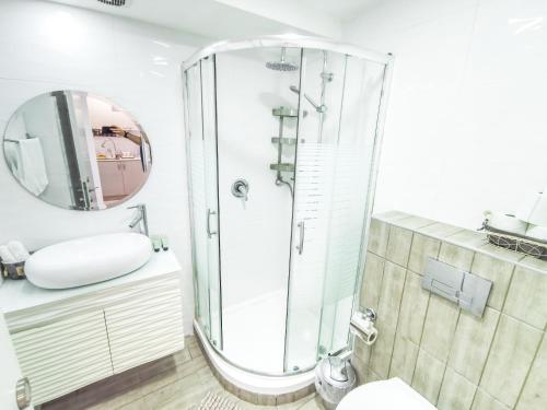 La salle de bains est pourvue d'une douche et d'un lavabo. dans l'établissement Great Location Fully Equipped, à Eilat