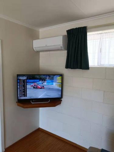 TV a/nebo společenská místnost v ubytování Astral Motel