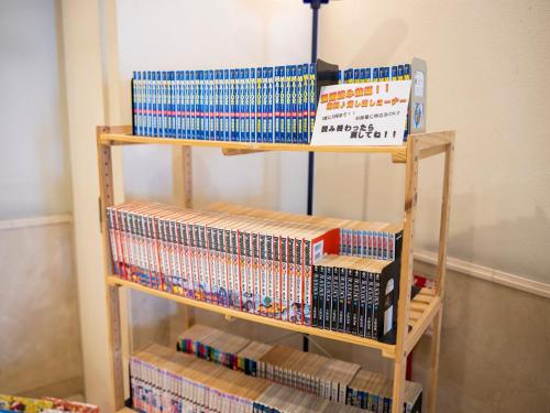 a book shelf filled with lots of books at Hotel Dorf Shizuoka in Shizuoka