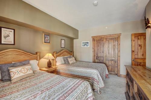 Habitación de hotel con 2 camas y TV en Ten Mile Condo - Best in Breck en Breckenridge