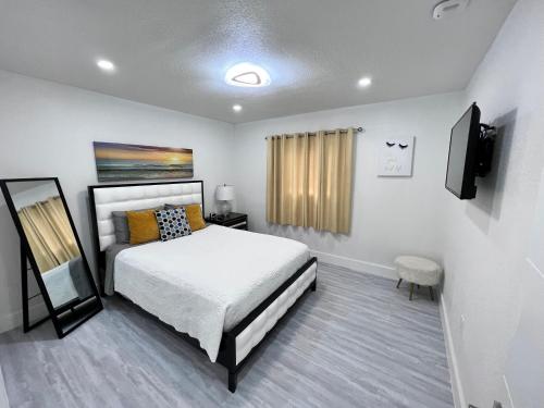 Kama o mga kama sa kuwarto sa Stylish 2 Bedrooms Apartment by Miami International Airport