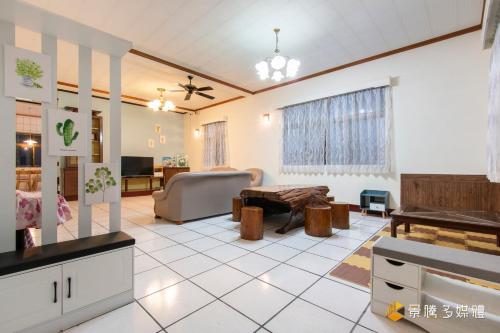 Bethel Homestay في قوانشان: غرفة معيشة مع أريكة وطاولة