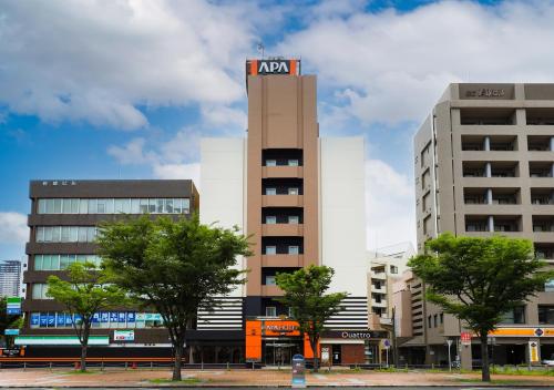 北九州市にあるアパホテル〈小倉駅新幹線口〉の上に看板が建つ建物