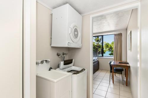 Elle comprend une petite salle de bains pourvue d'un lave-linge et d'un sèche-linge. dans l'établissement Waters Edge The Strand, à Townsville