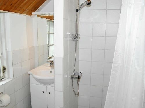 ホにあるTwo-Bedroom Holiday home in Blåvand 9の白いバスルーム(シンク、シャワー付)