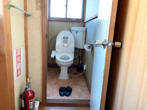 a bathroom with a toilet in a small room at ペットOk小田原箱根駅伝が見られる家 in Sakawa