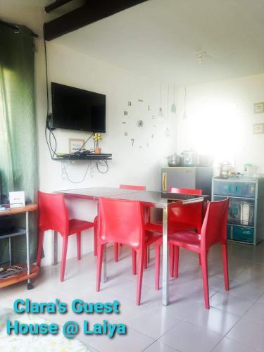 Μια τηλεόραση ή/και κέντρο ψυχαγωγίας στο Clara's Guest House at Laiya