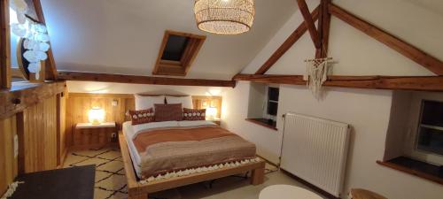 a bedroom with a bed in the corner of a room at B&B La Bouverie HF in Waimes