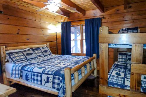a bedroom with two bunk beds in a log cabin at Smokies Retreat in Sevierville