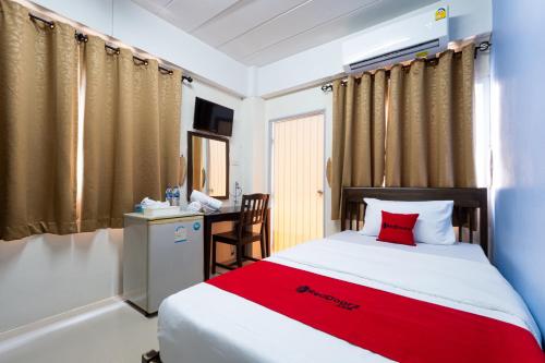 Si Fah at Bangsaen Hotel tesisinde bir odada yatak veya yataklar